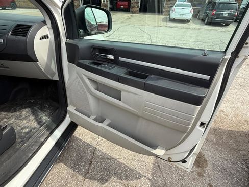 Used 2010 Dodge Grand Caravan image 9