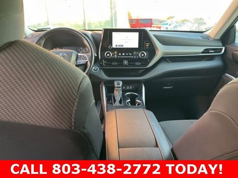 Used 2024 Toyota Highlander LE image 17