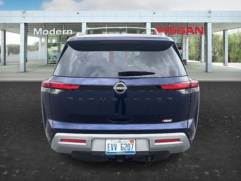 Certified 2024 Nissan Pathfinder Platinum w/ Black Appearance Package AWD/4WD image 4