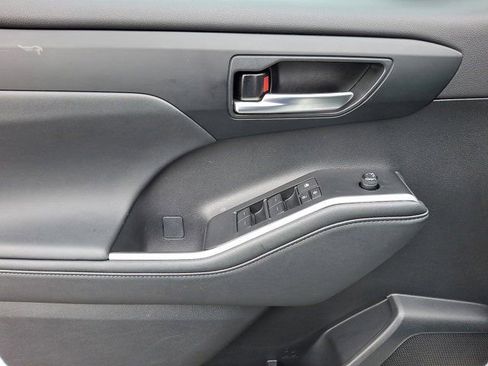Used 2024 Toyota Highlander XLE FWD image 16