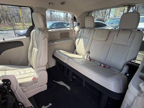 Used 2014 Chrysler Town & Country Touring-L w/ Driver Convenience Group image 21