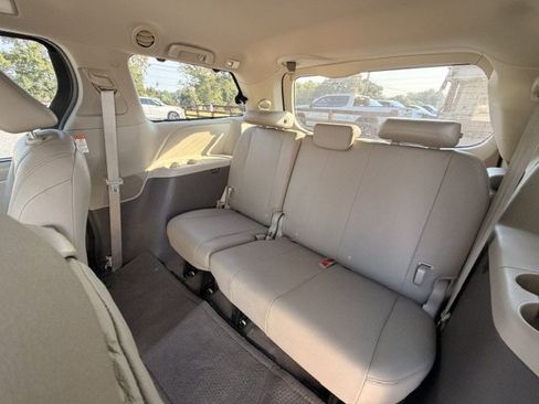 Used 2016 Toyota Sienna XLE Premium FWD image 12