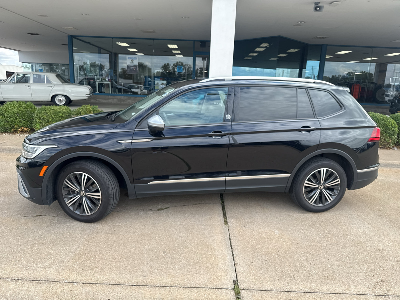 Used 2024 Volkswagen Tiguan Wolfsburg Edition FWD image 27