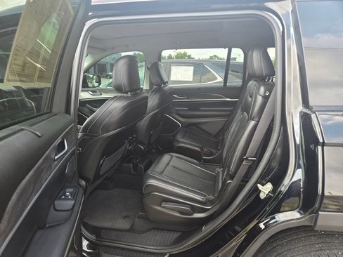Used 2023 Jeep Grand Cherokee L Limited w/ Luxury Tech Group II AWD/4WD image 8