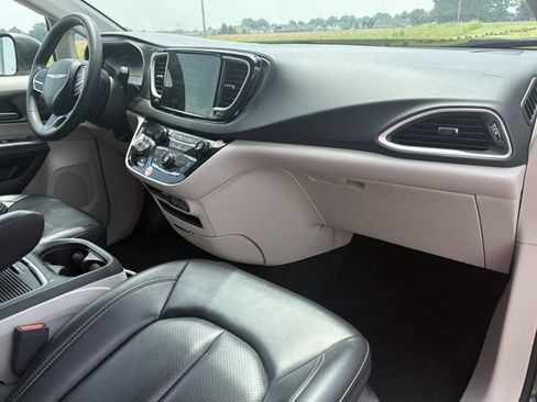 Used 2023 Chrysler Pacifica Touring-L FWD image 15