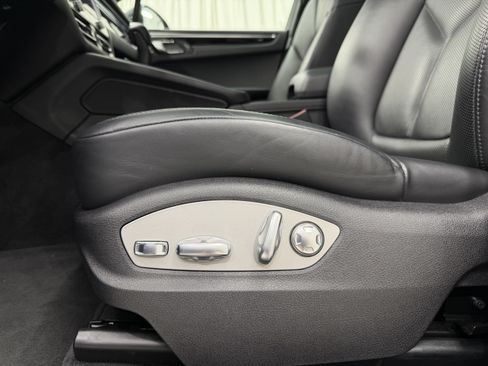 Certified 2024 Porsche Macan AWD/4WD image 32