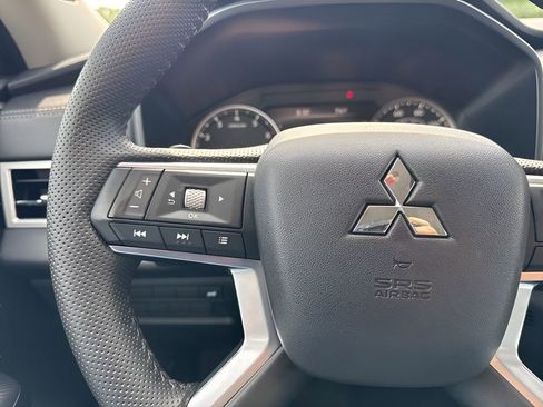 Used 2025 Mitsubishi Outlander SE FWD image 14
