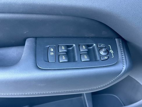 Used 2025 Volvo XC60 B5 Plus image 17