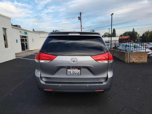 Used 2013 Toyota Sienna Limited image 4