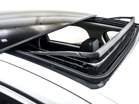 Used 2017 Jaguar XF Premium image 22