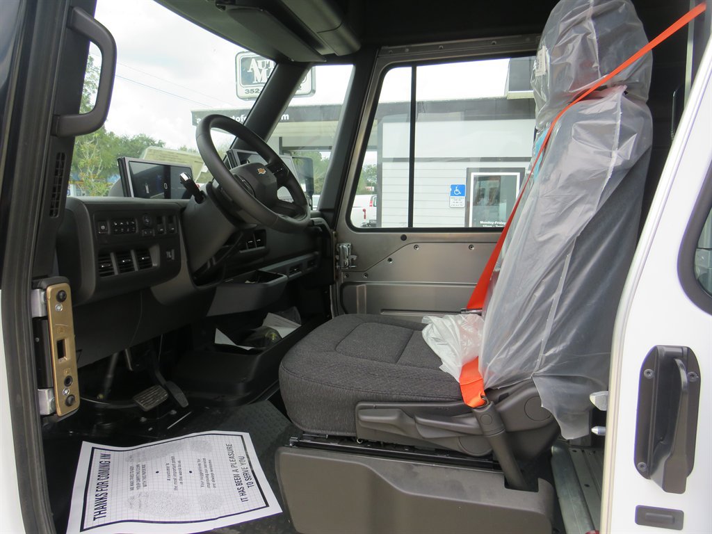 Used 2024 Chevrolet Express 3500 LT w/ LT Preferred Equipment Group RWD image 5