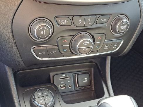 Used 2018 Jeep Cherokee Trailhawk w/ Comfort/Convenience Group image 15