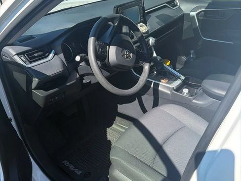 Used 2019 Toyota RAV4 LE AWD/4WD image 3