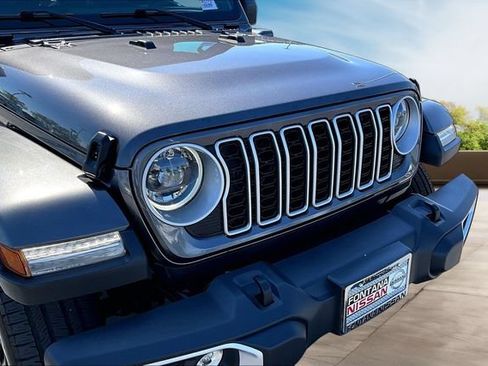 Used 2025 Jeep Wrangler Unlimited Sahara AWD/4WD image 31