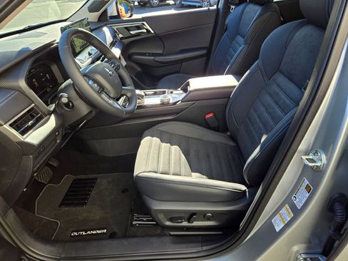 New 2025 Mitsubishi Outlander SE image 15