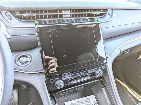 New 2025 Jeep Grand Cherokee L Altitude image 12