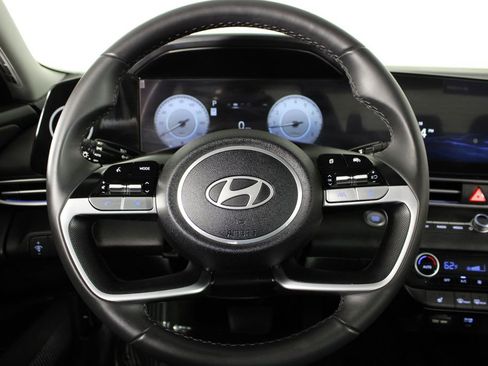 Certified 2025 Hyundai Elantra SEL image 25