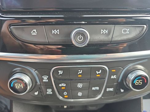 Used 2023 Chevrolet Traverse LT FWD image 33