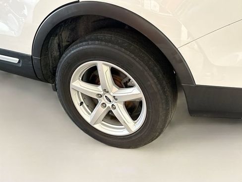 Used 2016 Ford Explorer XLT w/ Equipment Group 202A AWD/4WD image 28