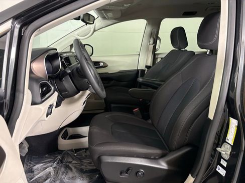 Used 2023 Chrysler Voyager LX image 19