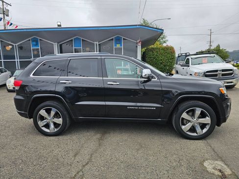 Used 2014 Jeep Grand Cherokee Overland w/ Advanced Technology Group AWD/4WD image 8