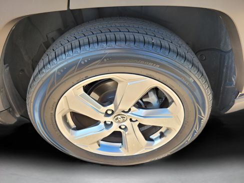 Used 2021 Toyota RAV4 XLE Premium image 21