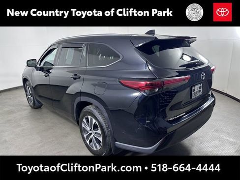 Used 2021 Toyota Highlander XLE AWD/4WD image 5