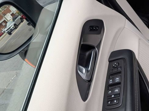 Used 2023 Chrysler Pacifica Touring-L FWD image 8