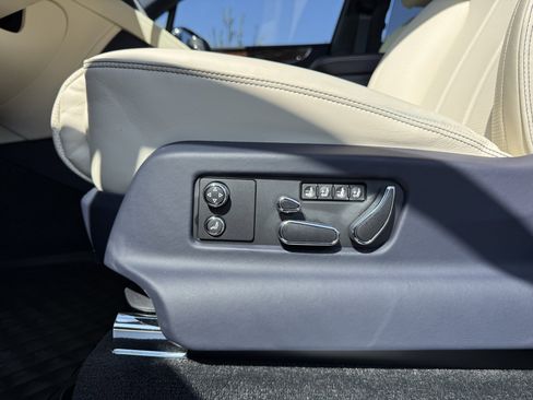 Used 2024 Bentley Bentayga image 28