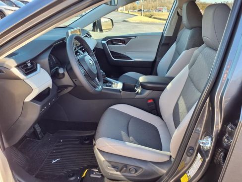 Used 2025 Toyota RAV4 XLE w/ Convenience Package image 12