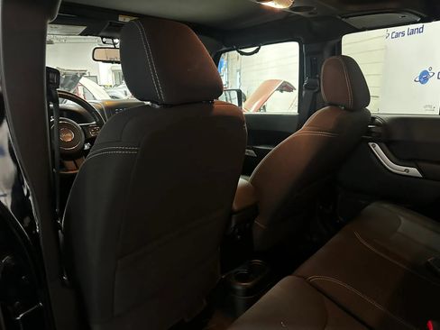 Used 2017 Jeep Wrangler Unlimited Sahara w/ Connectivity Group AWD/4WD image 13