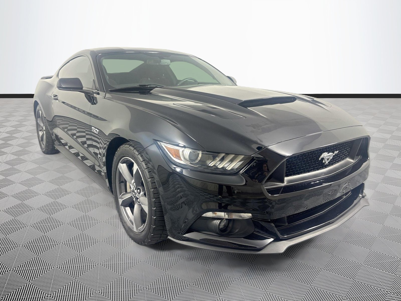 Used 2015 Ford Mustang GT RWD image 1