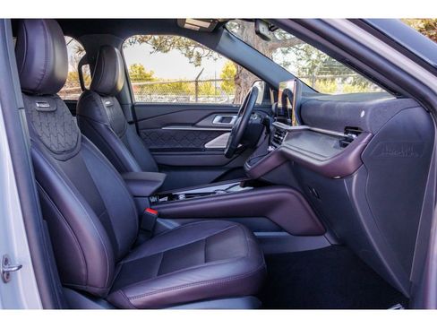 Used 2025 Ford Explorer Platinum w/ LUX Leather Package AWD/4WD image 11