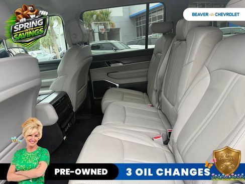 Used 2024 Jeep Wagoneer L Series II image 9