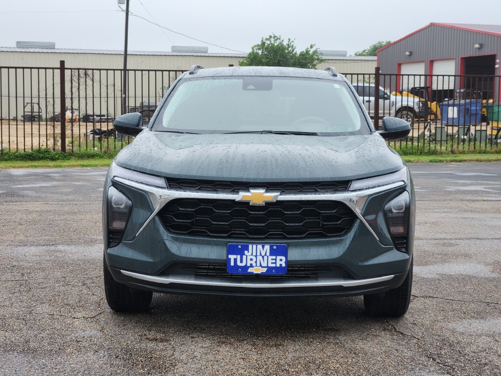 Used 2025 Chevrolet Trax LT FWD image 2