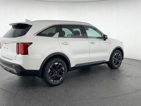 Used 2024 Kia Sorento S image 9