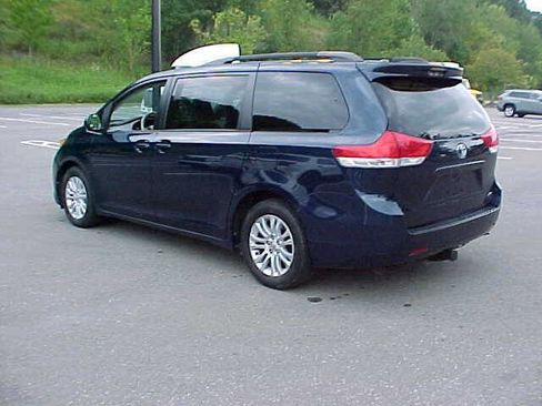 Used 2012 Toyota Sienna XLE image 9