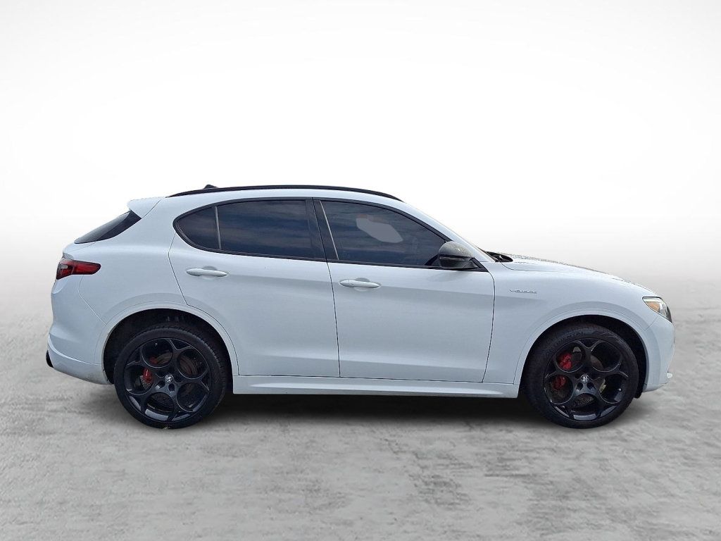 Used 2023 Alfa Romeo Stelvio Veloce AWD/4WD image 6