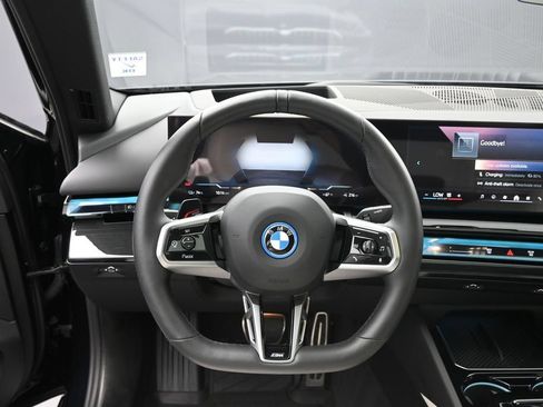 Used 2025 BMW i5 xDrive40 w/ M Sport Package AWD/4WD image 7