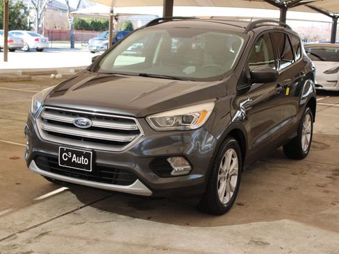Used 2017 Ford Escape SE w/ Equipment Group 201A image 3