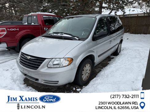 Used 2005 Chrysler Town & Country image 1