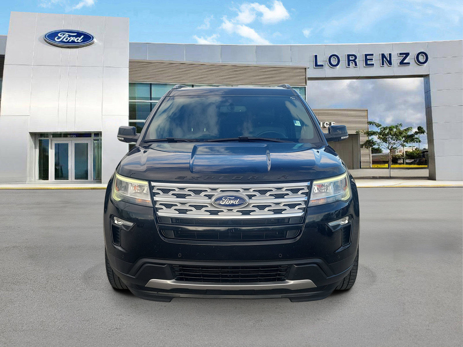Used 2018 Ford Explorer XLT w/ Equipment Group 202A FWD image 2