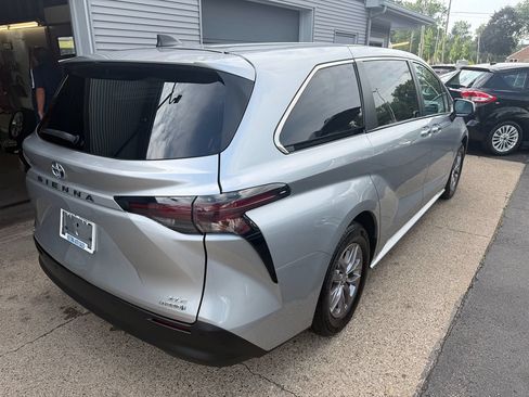 Used 2023 Toyota Sienna XLE AWD/4WD image 3