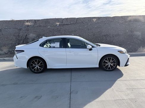Used 2023 Toyota Camry SE image 5
