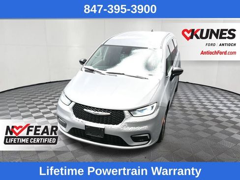 Used 2024 Chrysler Pacifica Touring-L image 12