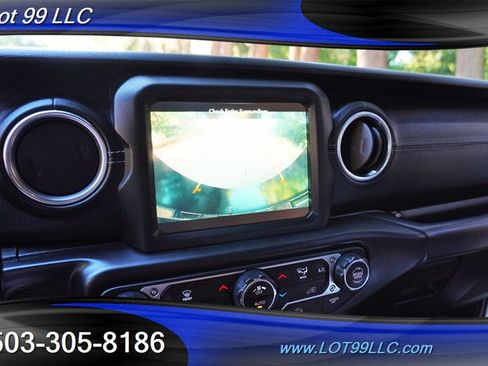 Used 2018 Jeep Wrangler Unlimited Sahara AWD/4WD image 24