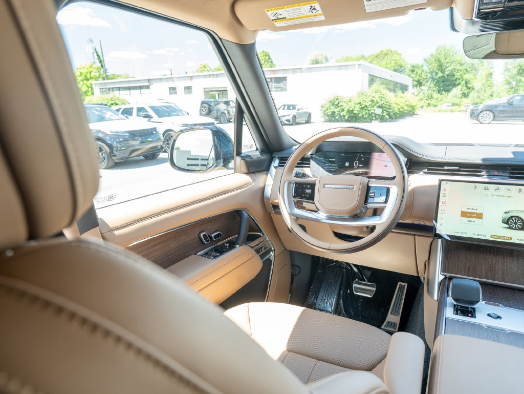 New 2026 Land Rover Range Rover Long Wheelbase SE AWD/4WD image 17