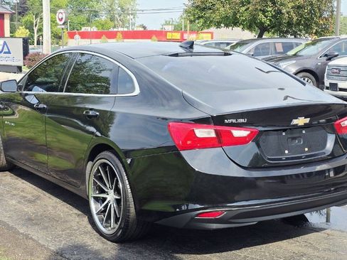 Used 2017 Chevrolet Malibu LT FWD image 3