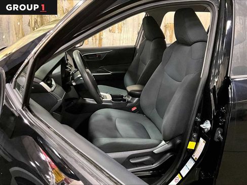 Used 2019 Toyota RAV4 LE image 7