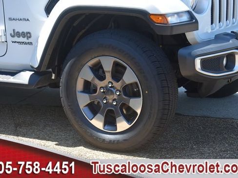 Used 2018 Jeep Wrangler Unlimited Sahara AWD/4WD image 15